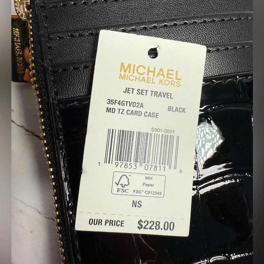 NWT Michael Kors jet set travel medium card case.